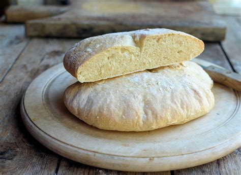  Stottie Cake: Herkullinen yhdistelmä pehmeää leipää ja täydellisen kuorrutuksen kanssa!